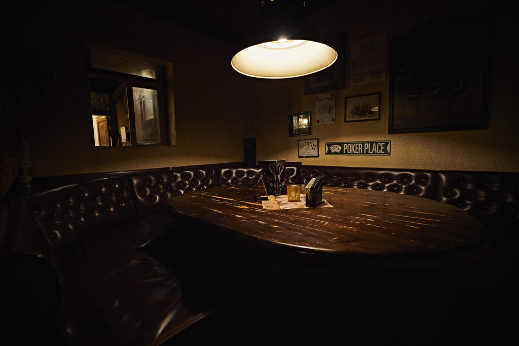 Rüssel – Pub Separee Rüssel Pub Sangerhausen Sitzecke mit Tisch.