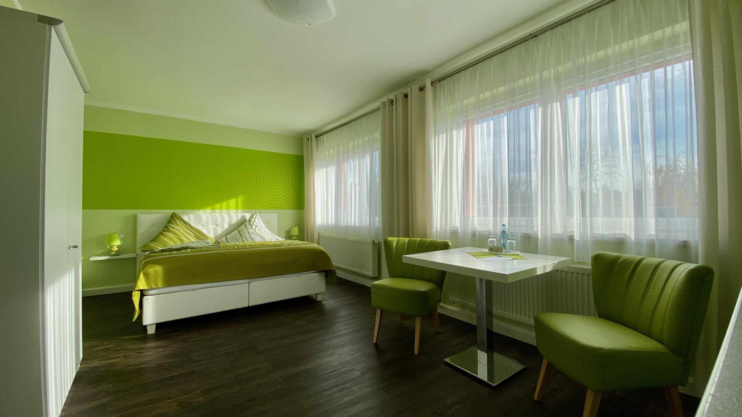 Komfort-Doppelzimmer in Pension Rüssel-Pub Rüsselpub Sangerhausen Zimmer Übernachtung Bett